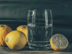 citroenen bij glas water