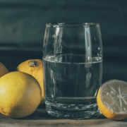 citroenen bij glas water
